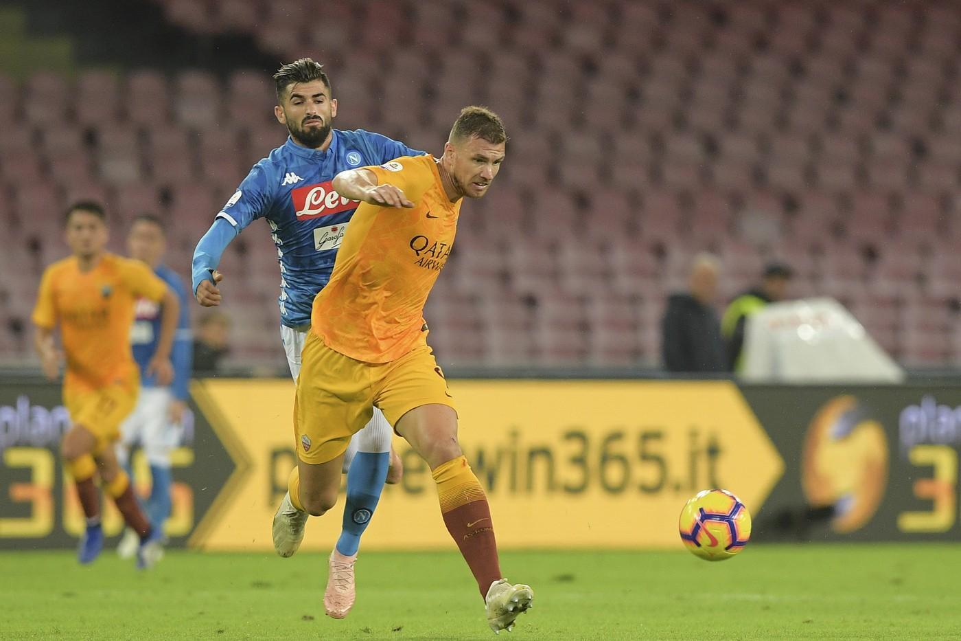 Edin Dzeko in azione al San Paolo, di LaPresse