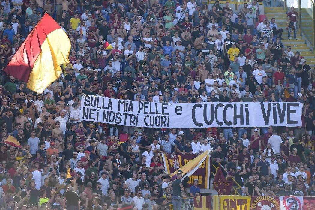 Lo striscione dei romanisti a Bologna, di LaPresse