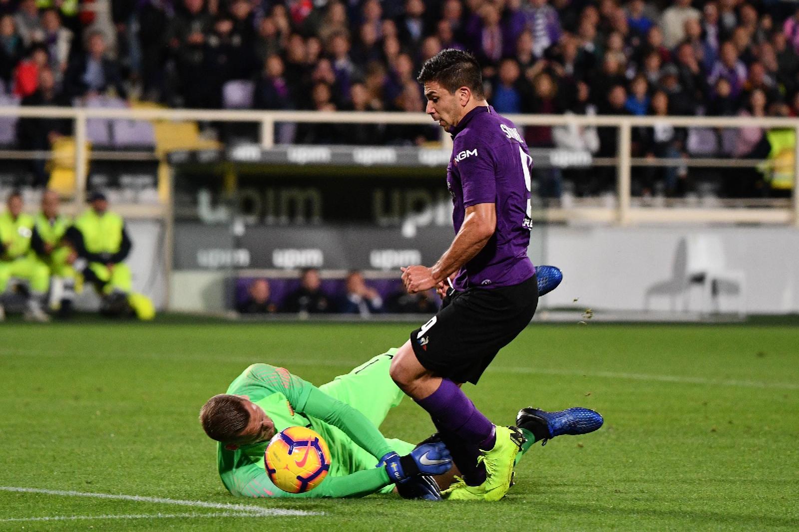 Il portiere svedese, scavalcato, avvicina le mani al suo corpo per evitare ogni contatto con Simeone, di LaPresse