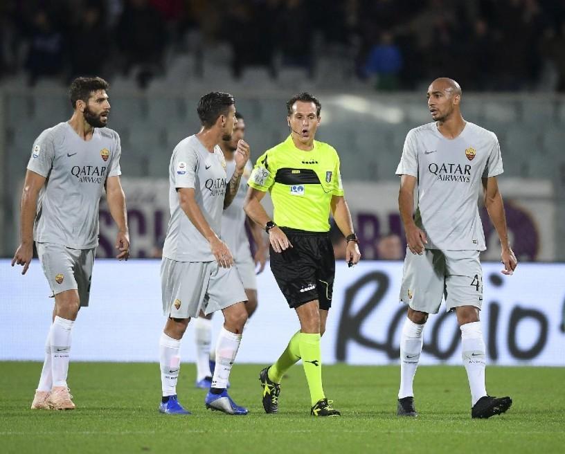 Fazio, Pellegrini e Nzonzi discutono con l'arbitro Banti, di LaPresse