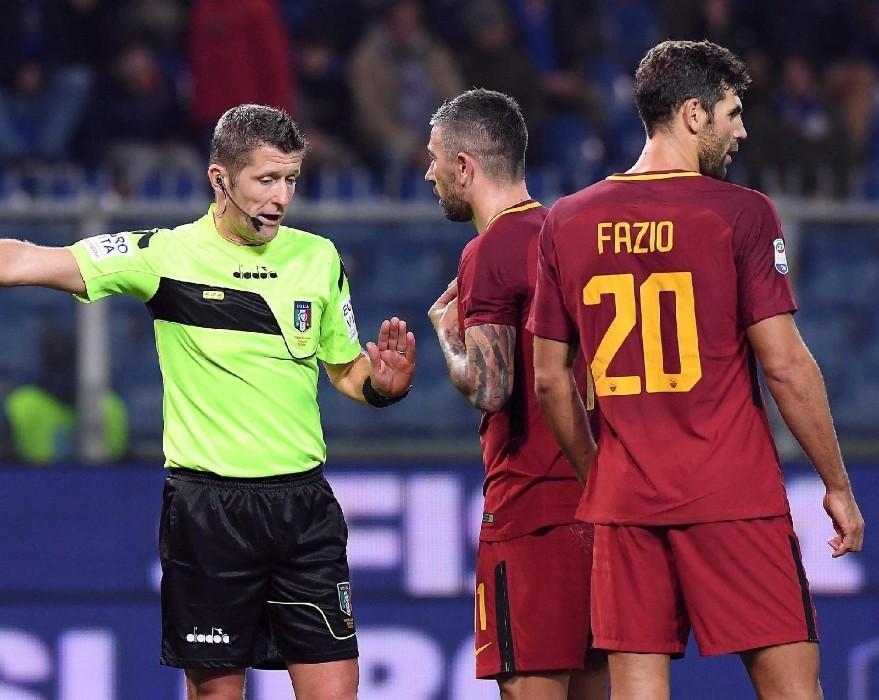 L'arbitro Orsato discute con Kolarov e Fazio, di LaPresse