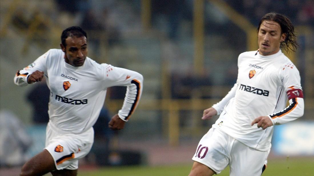 Emerson e Totti in campo insieme con la maglia della Roma nel 2003, di LaPresse