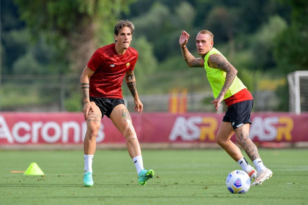 Zaniolo e Karsdorp in campo (As Roma via Getty Images)