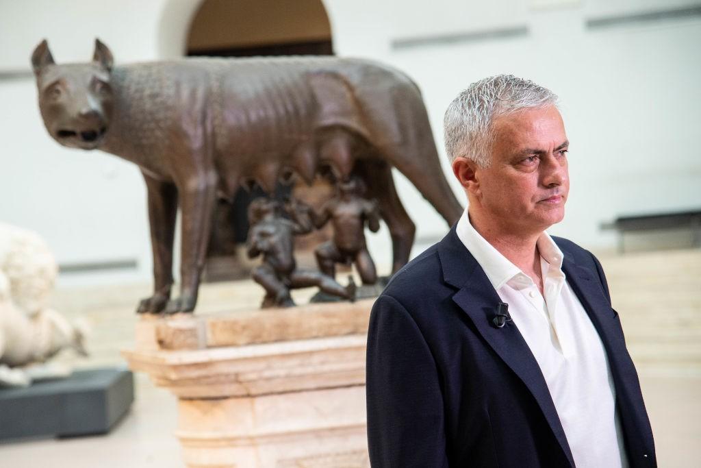 Mourinho con la Lupa capitolina (As Roma via Getty Images)