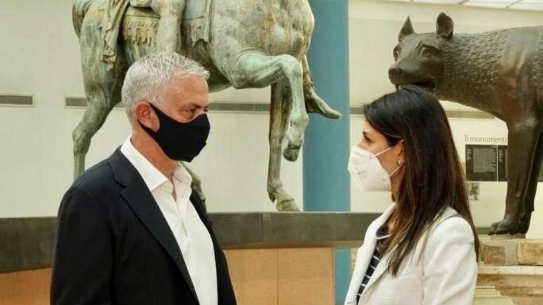 José Mourinho e Virginia Raggi a colloquio @AS Roma via Getty Images