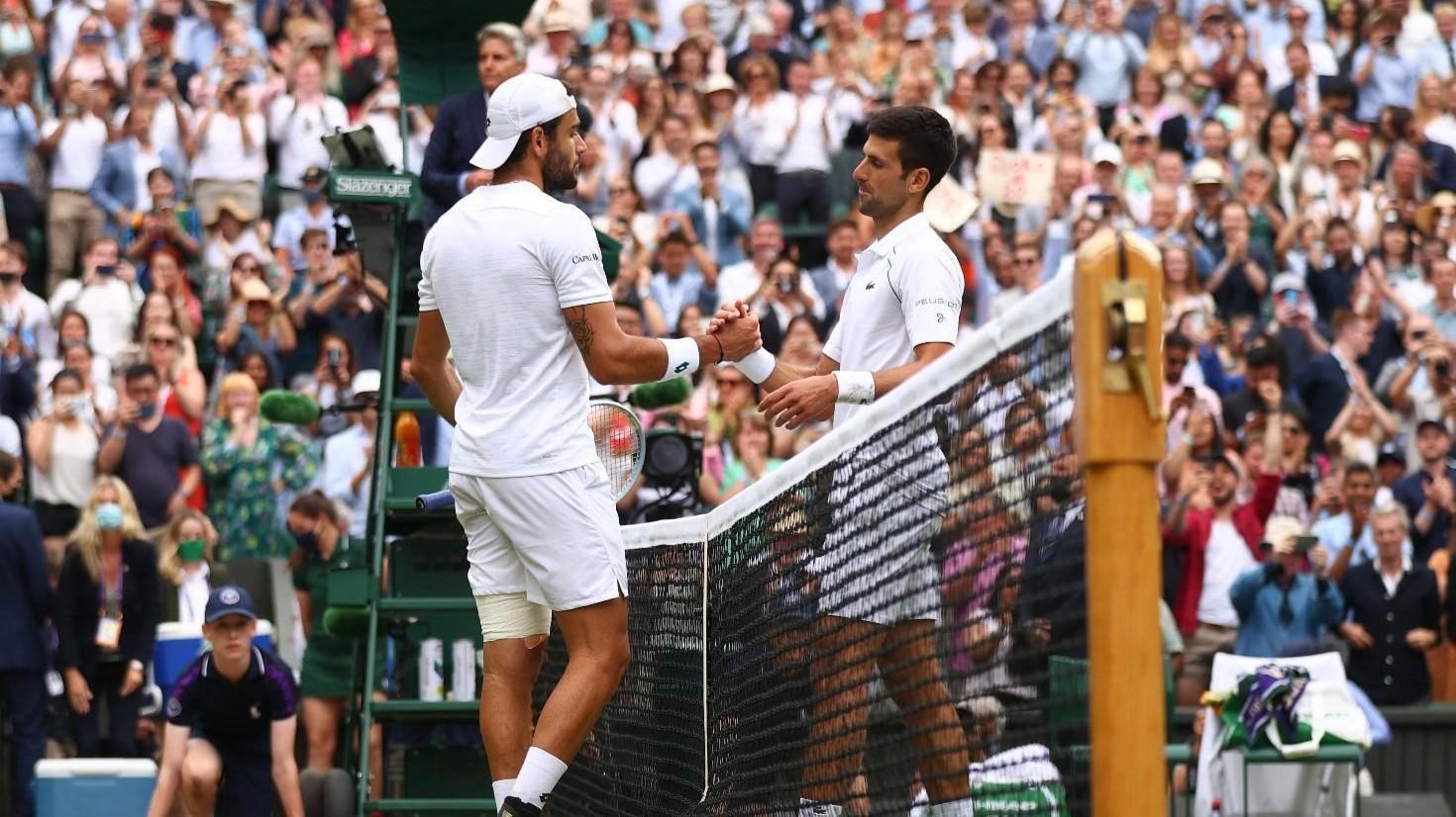 La stretta di mano tra Berrettini e Djokovic a fine partita @GETTY IMAGES