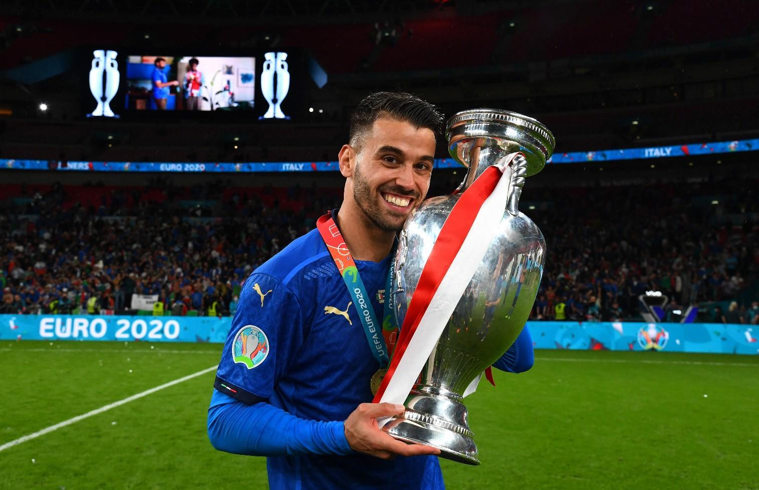 Leonardo Spinazzola con la coppa di Euro 2020 in mano @GETTY IMAGES