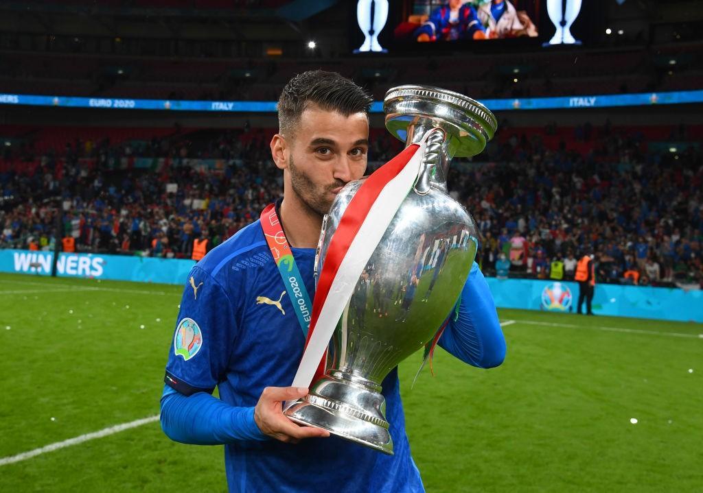 Spinazzola con la coppa (Getty Images)