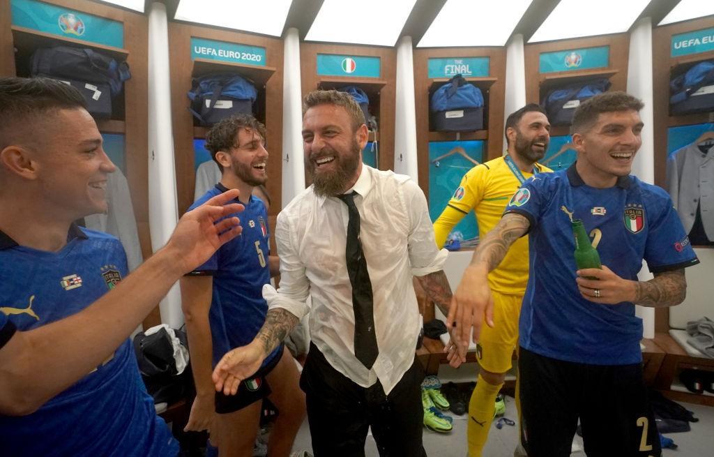 De Rossi negli spogliatoi dell'Italia dopo il trionfo nella finale di Euro 2020 a Wembley (Getty Images)