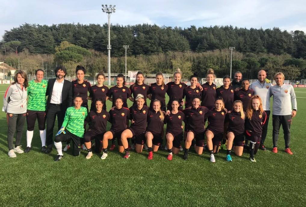 Tommasi con il gruppo delle giallorosse (foto Twitter AIC)