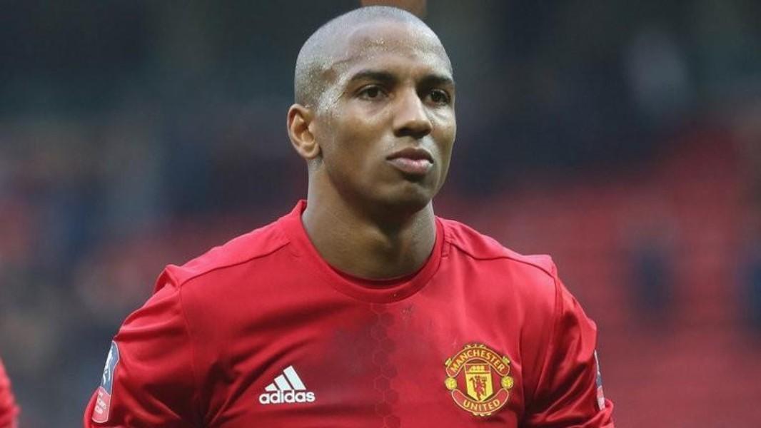 Ashley Young con la maglia del Manchester United