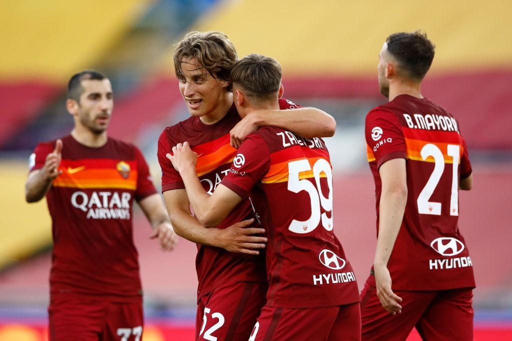 L'abbraccio tra Bove e Zalewski nel corso della passata stagione (As Roma via Getty Images)