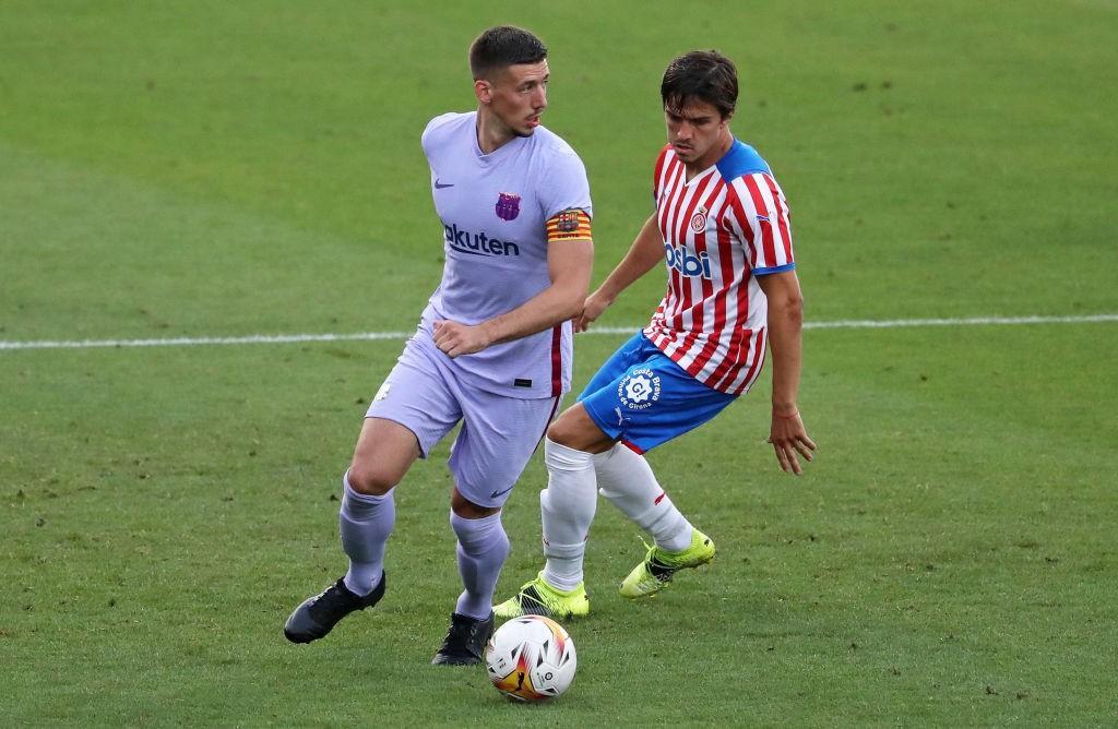 Lenglet in campo con la fascia di capitano del Barcellona nell'amichevole contro il Girona (Getty Images)