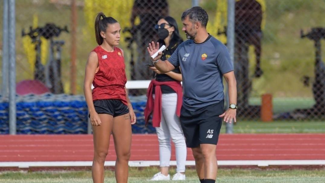 Serturini a colloquio con il tecnico Spugna sul campo del ritiro al Terminillo (As Roma via Getty Images)