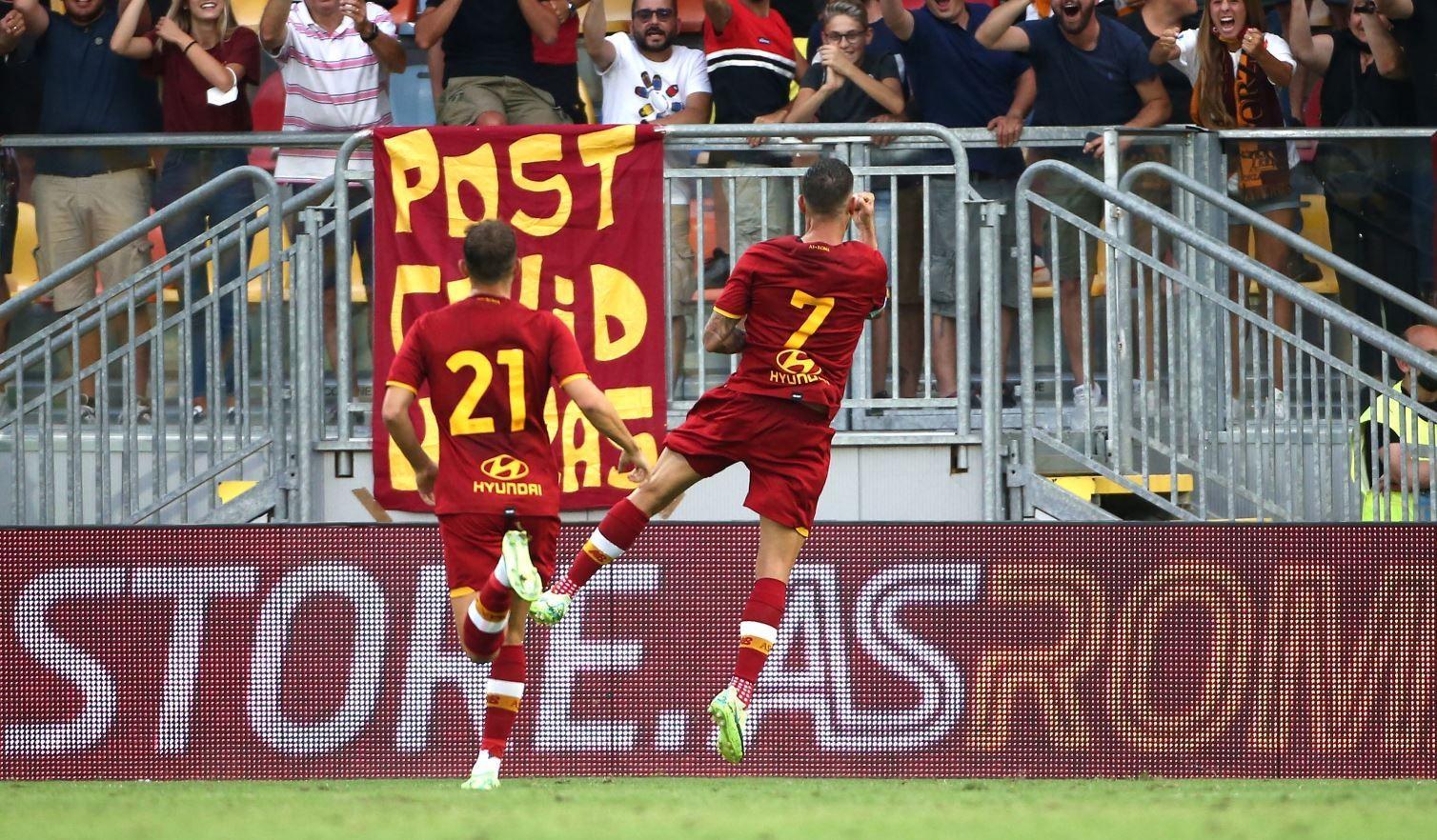 Pellegrini esulta sotto il settore dei tifosi romanisti dopo il gol del 2-1, di Mancini