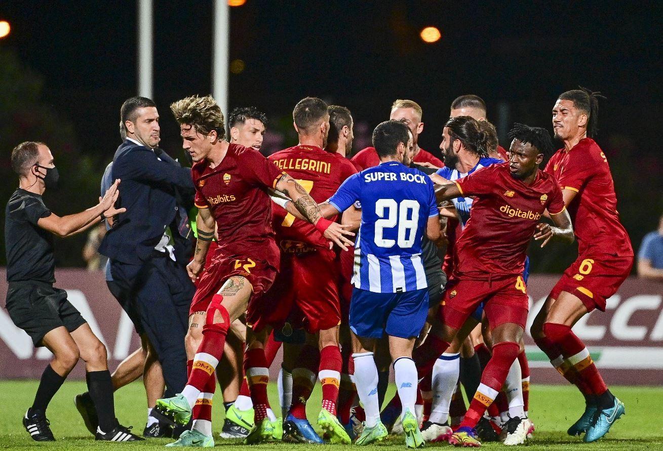 Il momento successivo al brutto fallo di Pepe su Mkhitaryan che ha scatenato  il parapiglia in campo @Getty Images