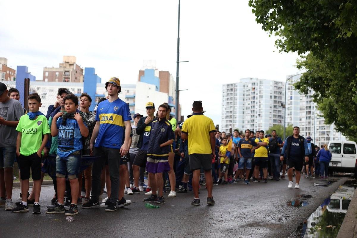 Tifosi in fila per arrivare alla Bombonera @bocajrsoficial