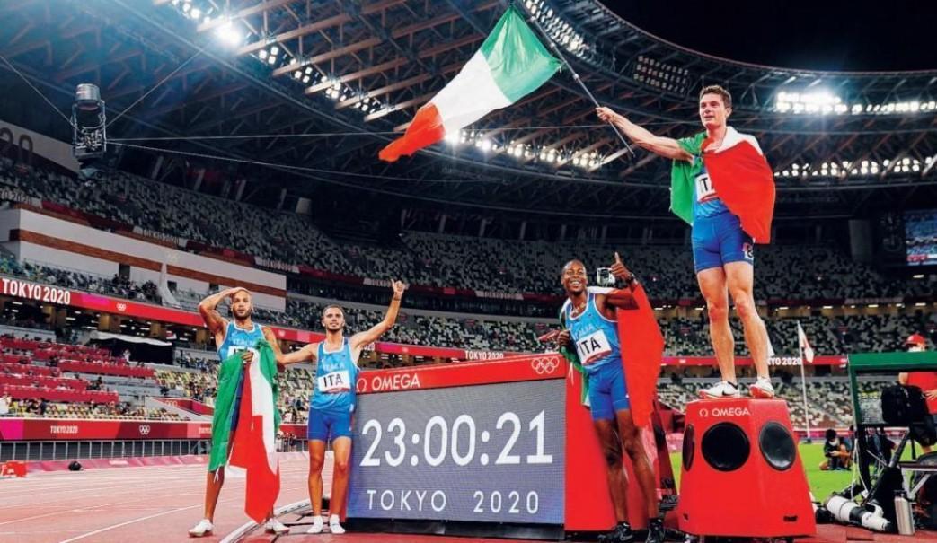 I campioni olimpici (da sinistra) Jacobs, Patta, Desalu e Tortu, dopo il trionfo nella 4x100 a Tokyo (Getty Images)