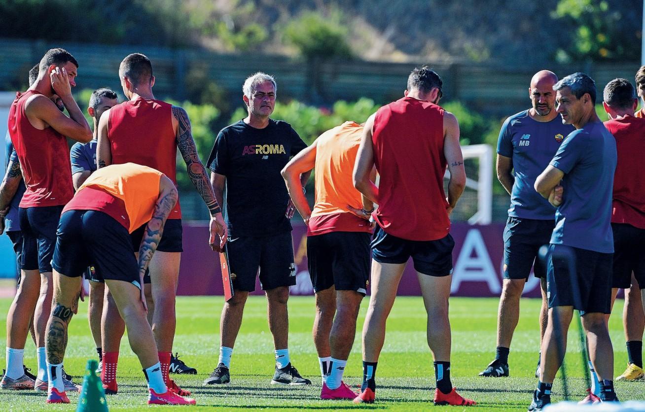 La Roma nel ritiro di Carvoeiro ascolta le indicazioni di Mourinho (As Roma via Getty Images)