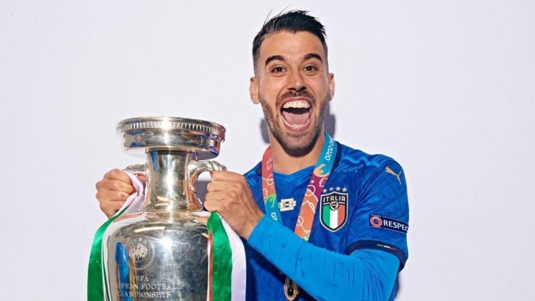 Spinazzola con il trofeo di Euro 2020 (Getty Images)