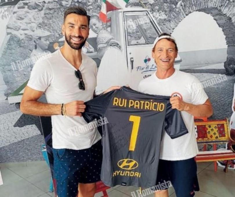 Massimo Fortese con Rui Patricio quando il portiere giallorosso ha visitato la sua gelateria a Leira