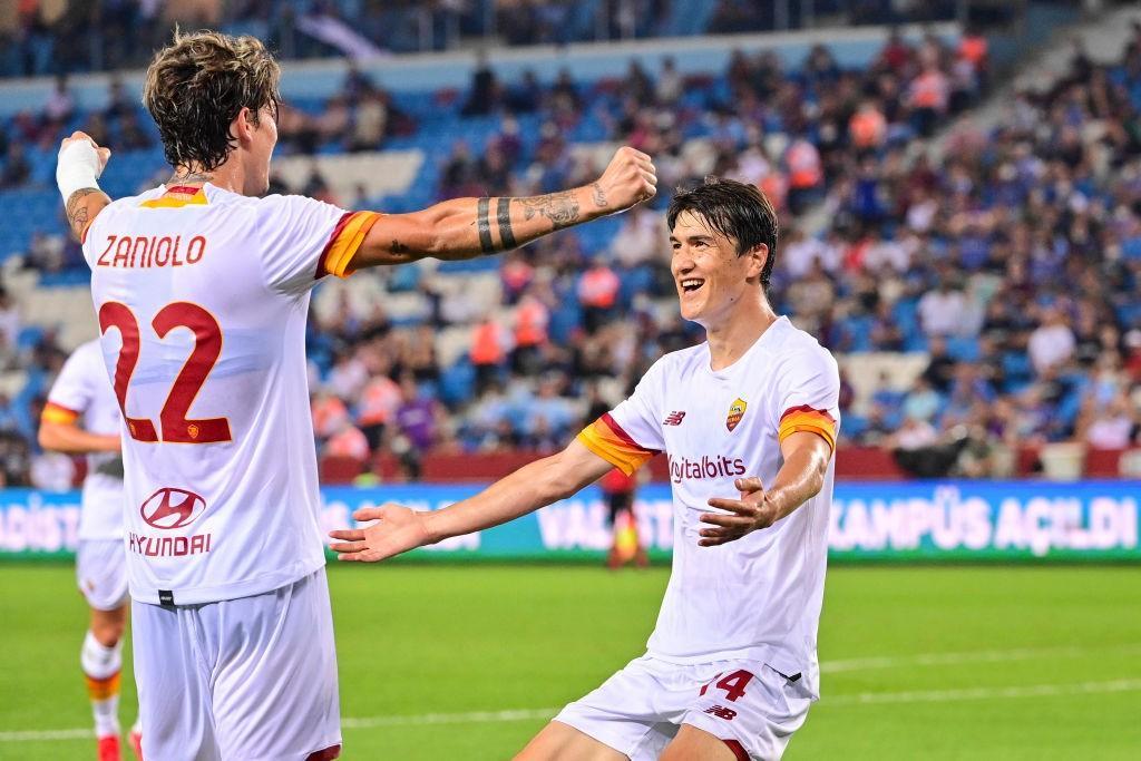 Trabzonspor-Roma, Zaniolo festeggia Shomurodov dopo il gol del 2-1 firmato dall'uzbeko @Getty Images