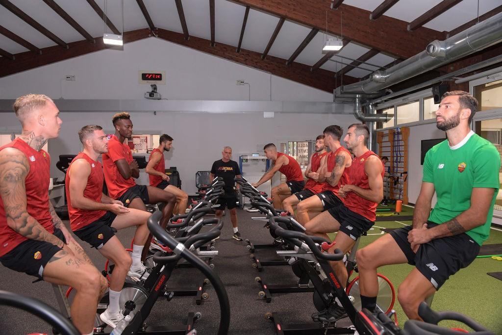 I giocatori della Roma in palestra a Trigoria con José Mourinho @ AS Roma via Getty Images