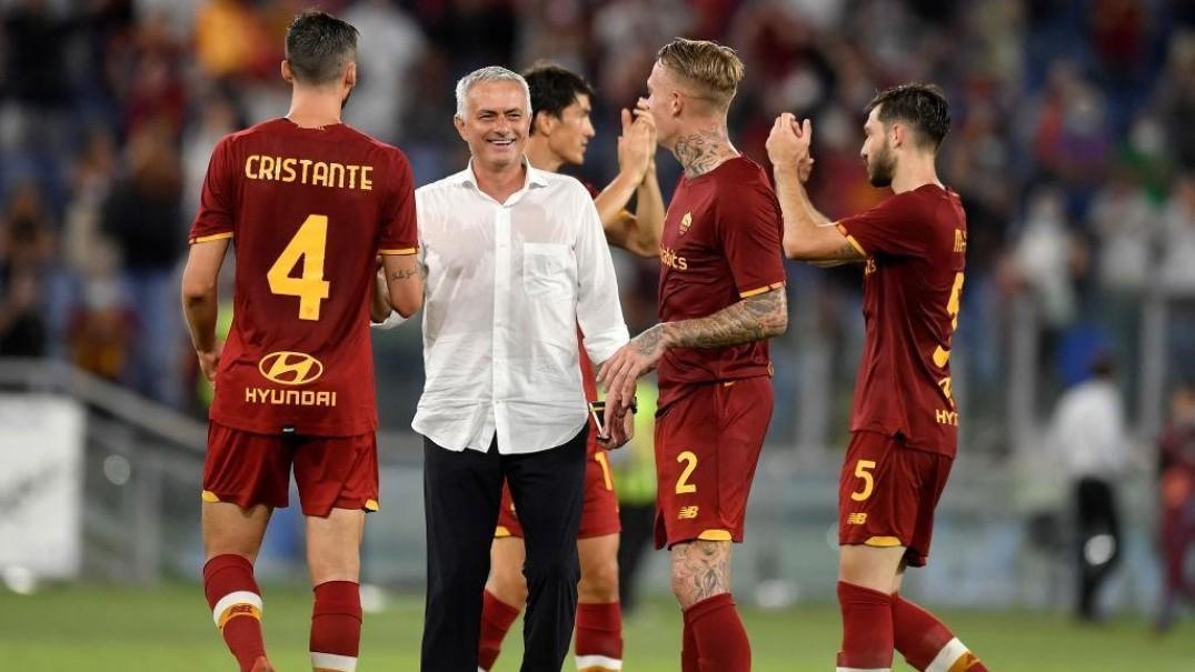 Mourinho con i suoi calciatori dopo il triplice fischio (As Roma via Getty Images)