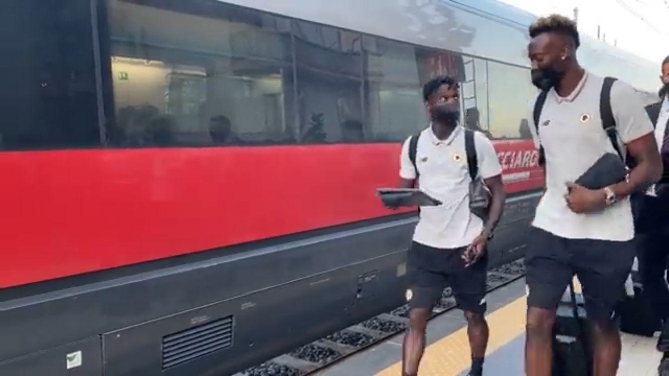 La squadra giallorossa appena scesa dal treno a Salerno (Twitter @AsRoma)