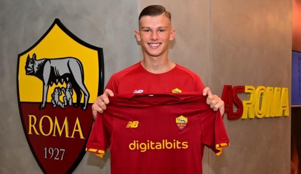 Tommaso Barrotta posa coa gian la magliao giallorossa (Foto Twitter AsRoma)