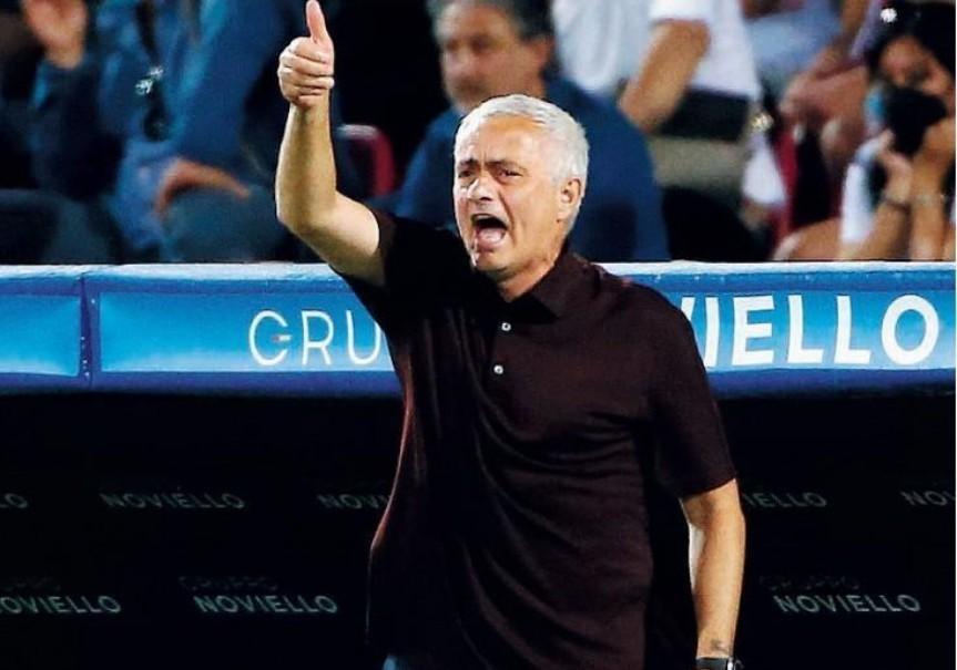 Mourinho sulla panchina giallorossa (As Roma via Getty Images)