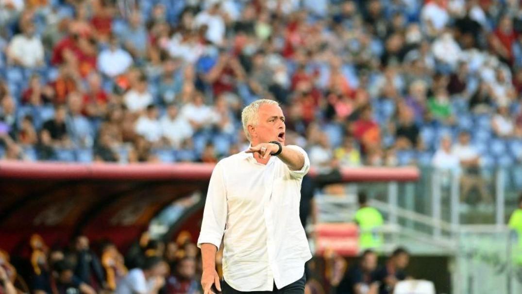 José Mourinho guida i suoi dalla panchina dell'Olimpico (As Roma via Getty Images)