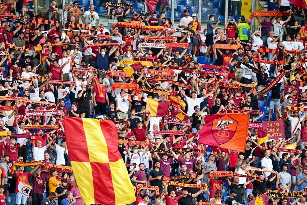 I tifosi romanisti all'Olimpico contro il Trabzonspor (As Roma via Getty Images)