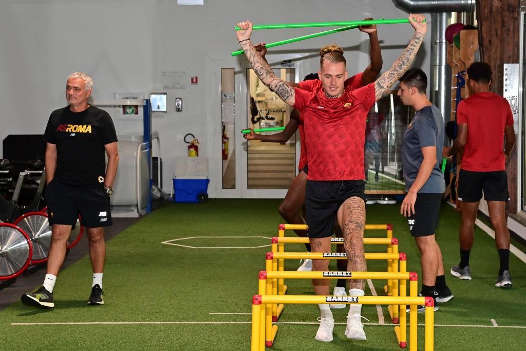 Karsdorp a lavoro sotto gli occhi di Mourinho (As Roma via Getty Images)