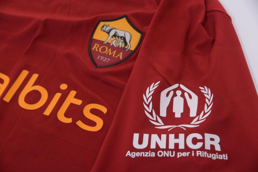 La maglia di Roma-Sassuolo con la patch special di UNHCR (As Roma via Getty Images)