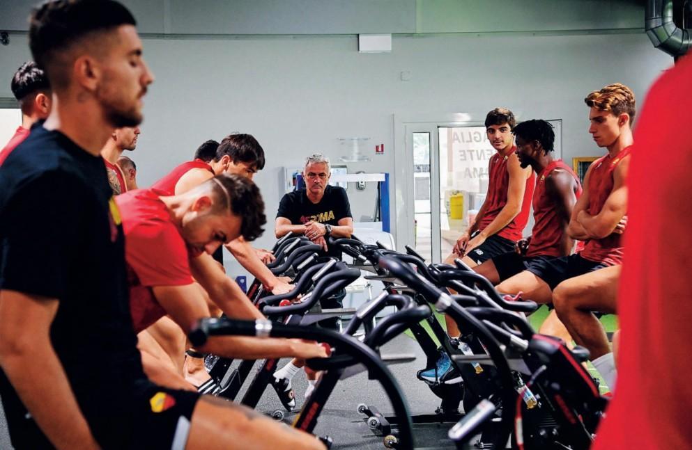 La seduta di cyclette per la squadra sotto lo sguardo di Mourinho (As Roma via Getty Images)