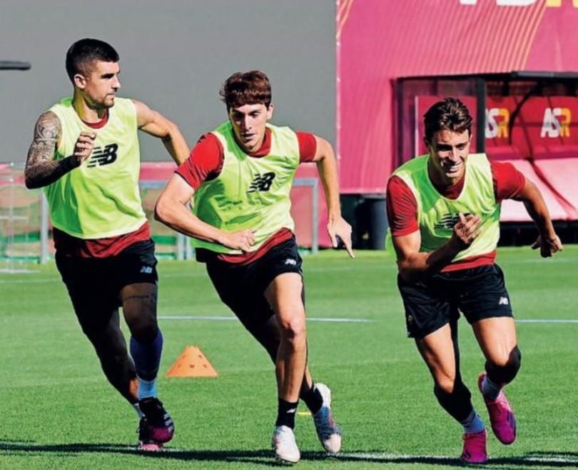 Il 19enne Tripi, al centro, tra Mancini e l’amico Calafiori  (As Roma via Getty Images)