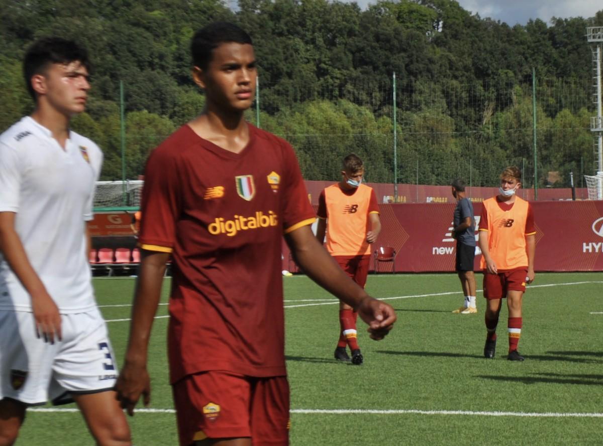 Il trequartista brasiliano Gabriel Joao Costa e Cesco, all’esordio in maglia giallorossa. Sullo sfondo, Cristian Totti