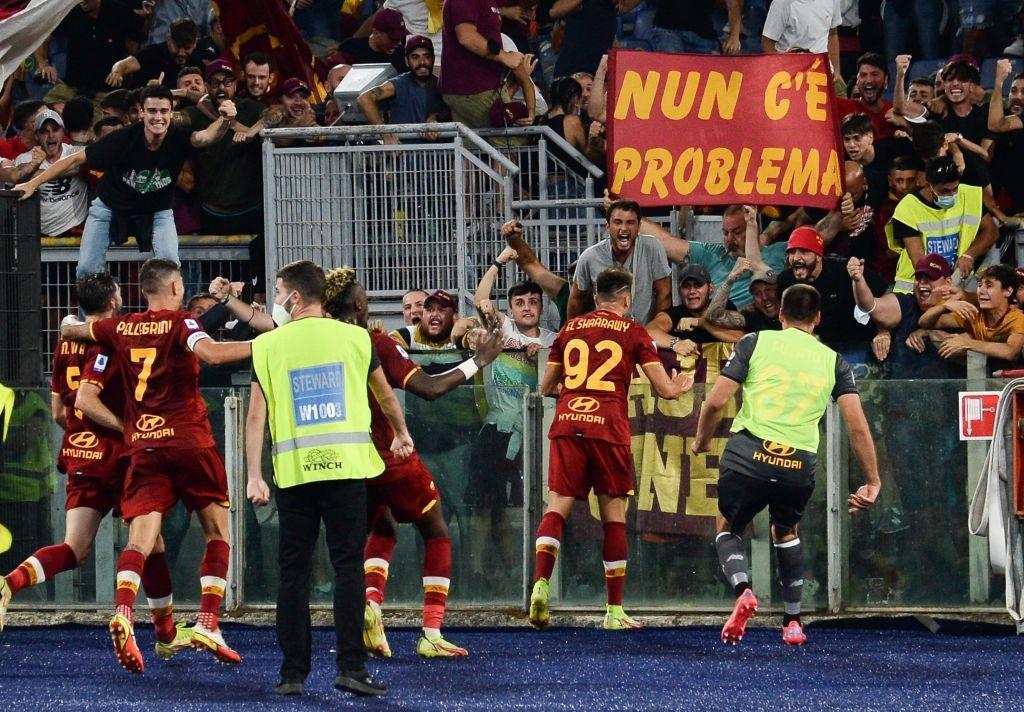 L'esultanza di El Shaarawy sotto la Sud dopo il gol contro il Sassuolo (As Roma via Getty Images)