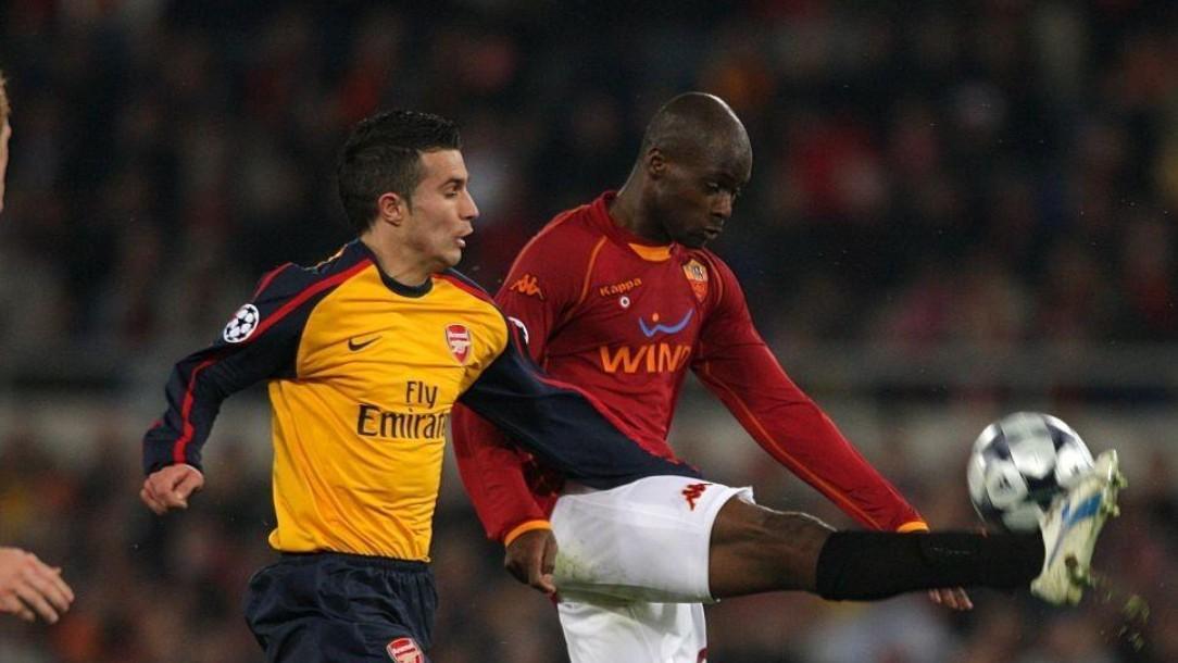 Diamoutene a contrasto con van Persie nel Roma-Arsenal del 2009 (As Roma via Getty Images)