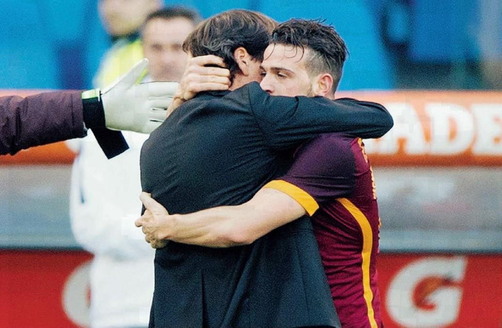 Florenzi, dopo il gol, abbraccia Rudi Garcia: era il 20 dicembre 2015, prima gara dopo l’eliminazione in Coppa Italia con lo Spezia. Il mese dopo il francese verrà esonerato, di Mancini