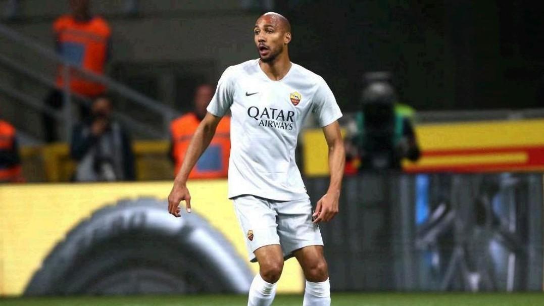 Nzonzi con la maglia della Roma, di Mancini