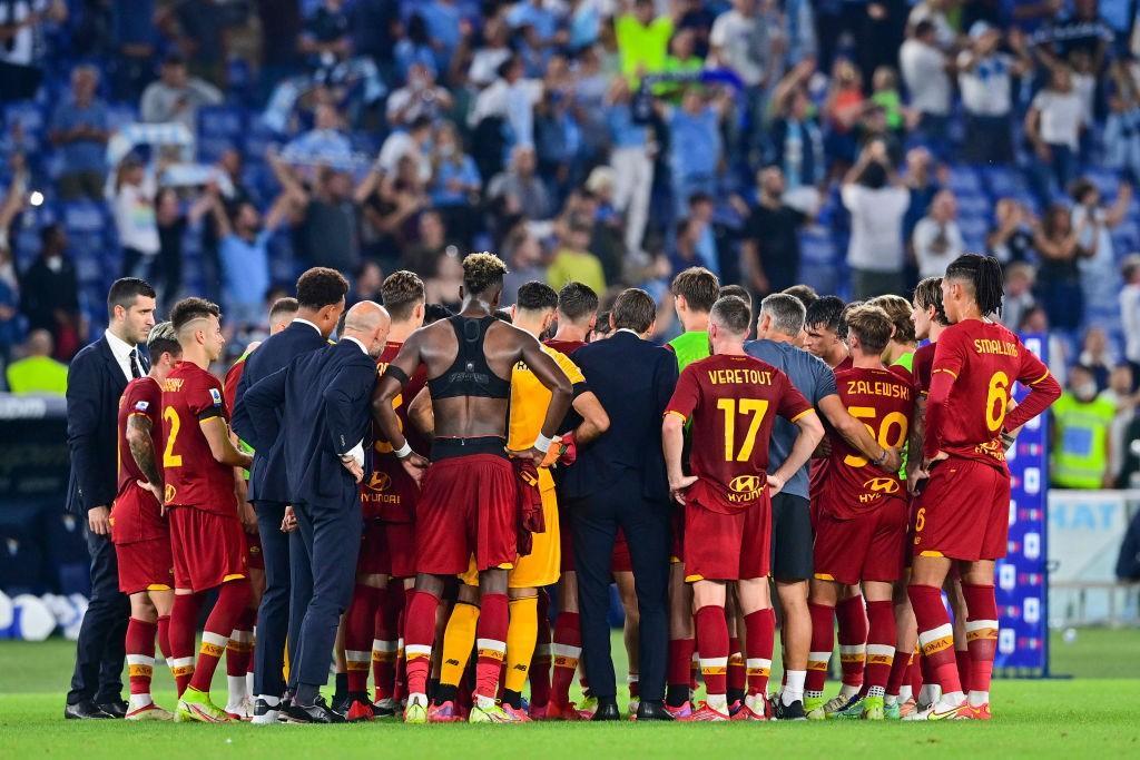 La Roma a fine gara dopo il derby (As Roma via Getty Images)