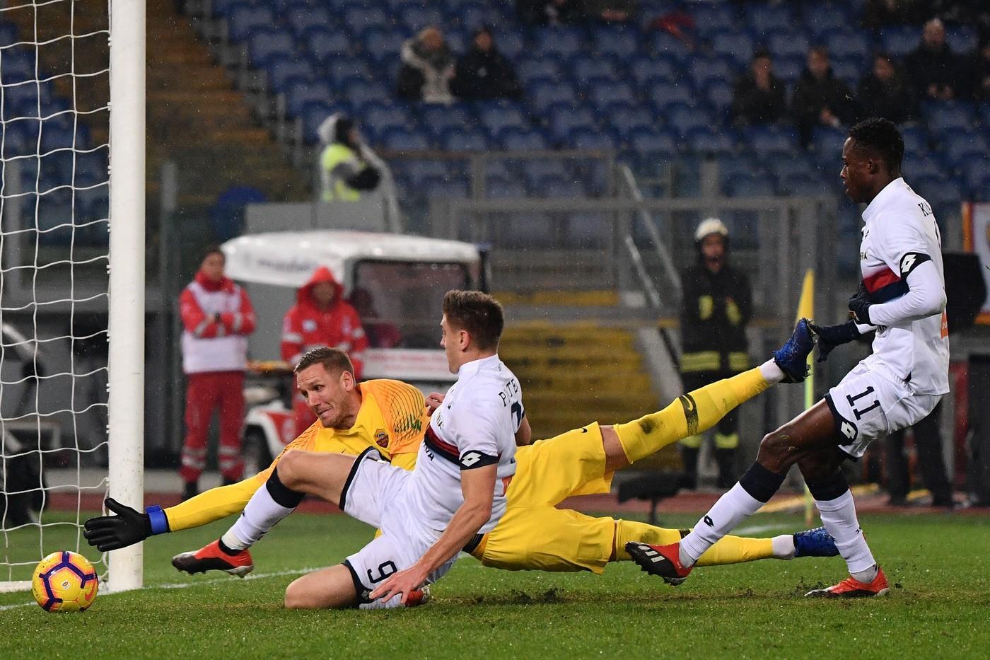 Il gol del vantaggio di Piatek dopo l\'errore di Olsen, di LaPresse