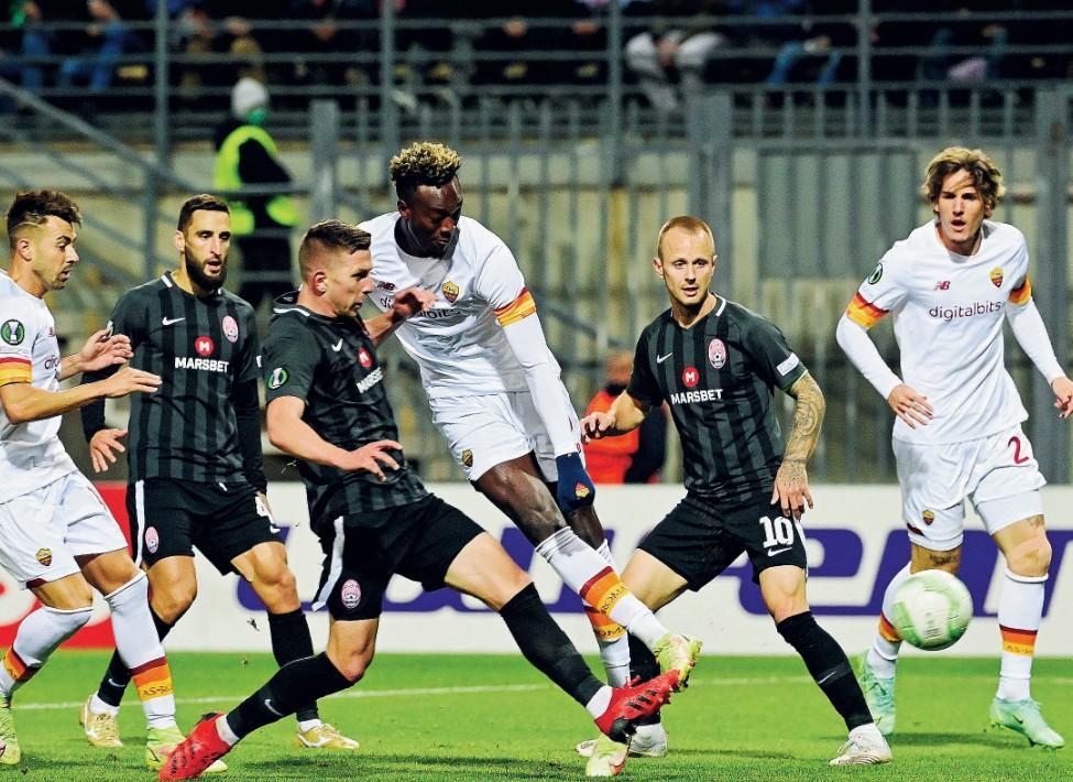 Tammy Abraham segna il gol del definitivo 3-0 contro lo Zorya (As Roma via Getty Images)