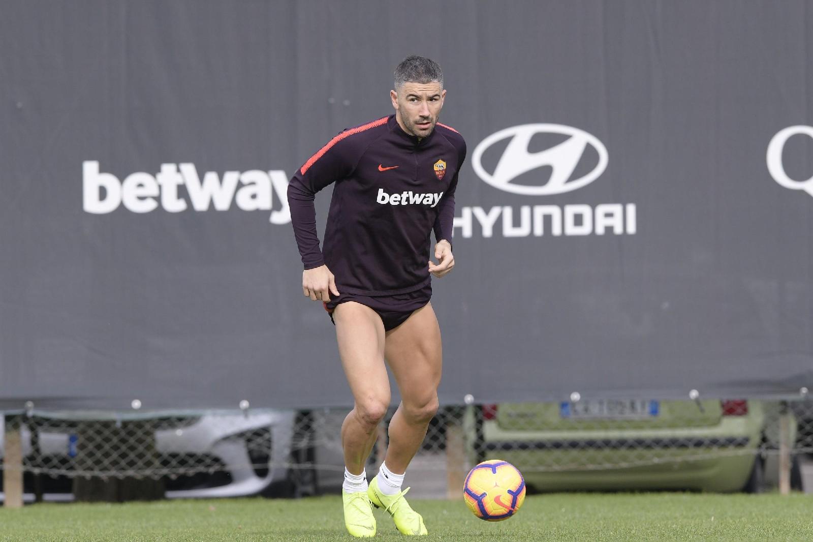 Kolarov con il pallone, di LaPresse