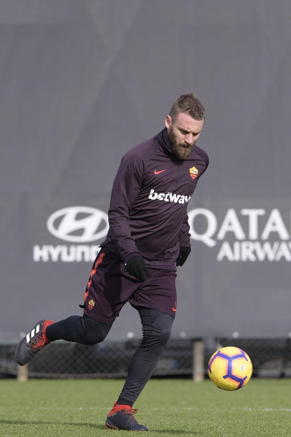 De Rossi con il pallone, di LaPresse