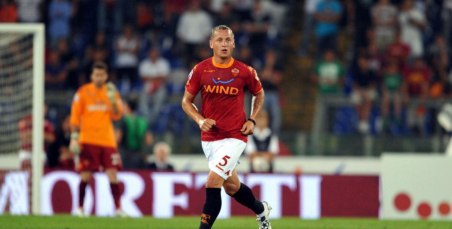 Mexes in campo con la maglia della Roma, di Mancini