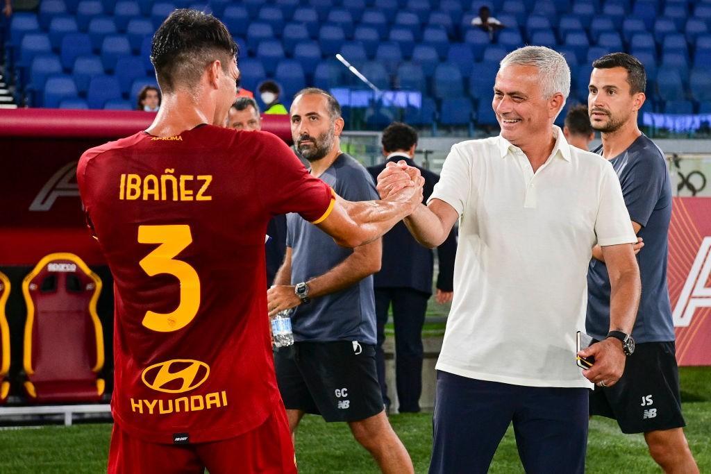 Roger Ibañez con José Mourinho (As Roma via Getty Images)