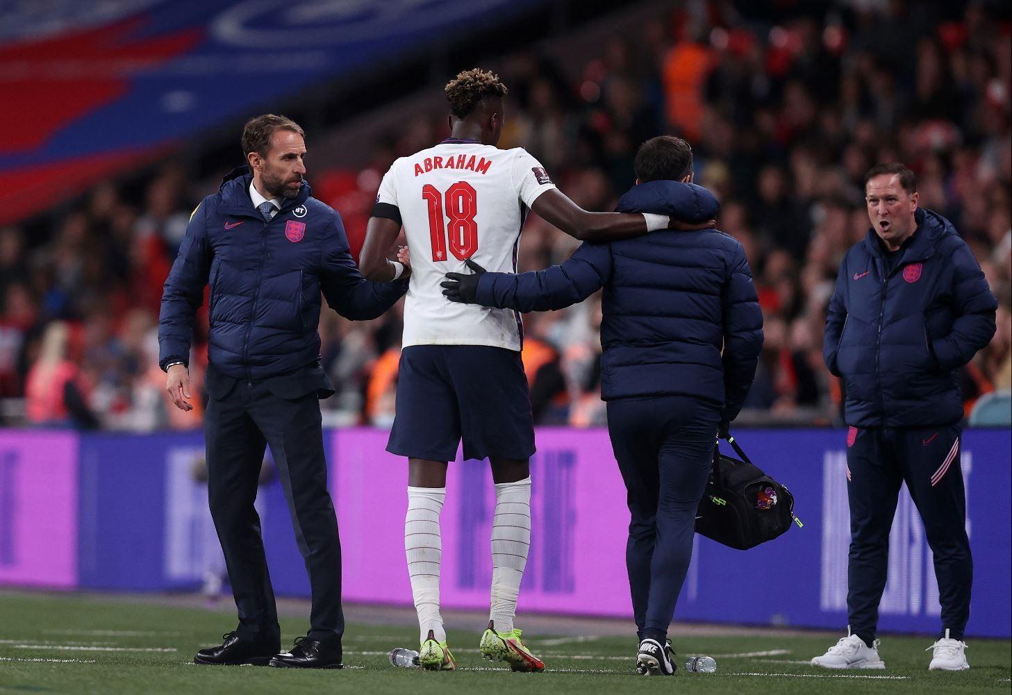 Tammy Abraham mentre esce dal campo infortunato passando accanto al ct inglese Southgate nei minuti finali del match contro l’Ungheria @Getty images